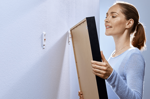 Sichere Befestigungslösungen von tesa®: Ideal für jeden Untergrund, ohne Bohren und Hämmern, rückstandslos entfernbar.
